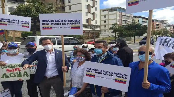 «Somos mayoría, no estamos solos»: JUAN GUAIDÓ acompañó protesta de vecinos en Baruta