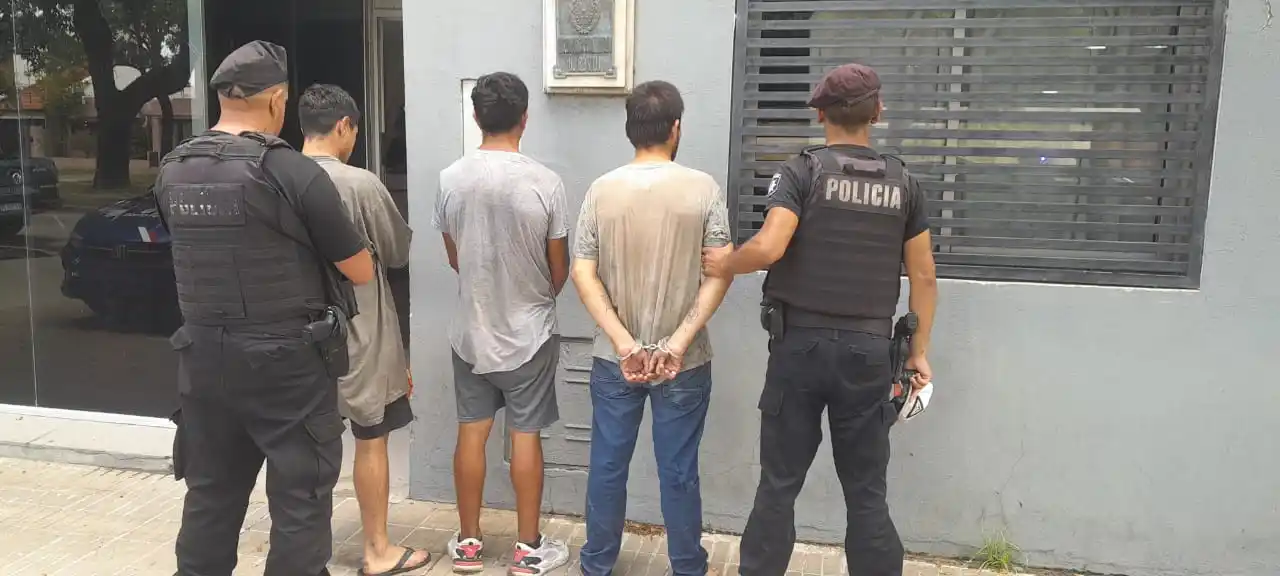 Los tres detenidos fueron trasladados a sede policial.