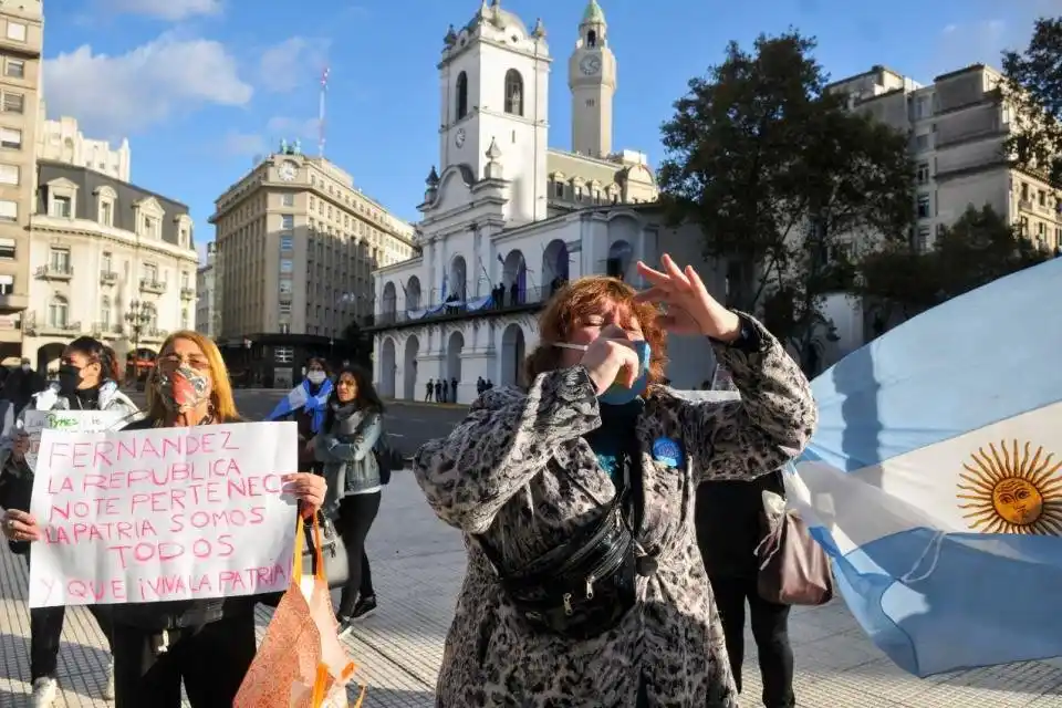 Un grupo reducido de personas se manifestó en contra del aislamiento en Plaza de Mayo.