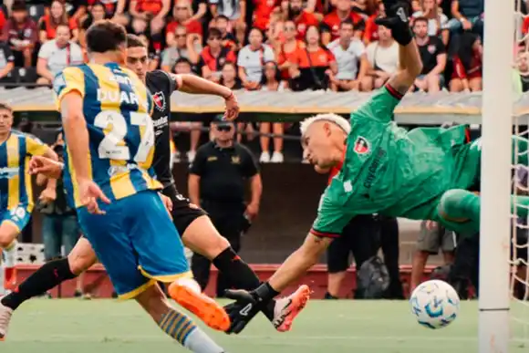 Central derrotó a Newell's en el Coloso, se quedó con el clásico rosarino y volvió a ser puntero