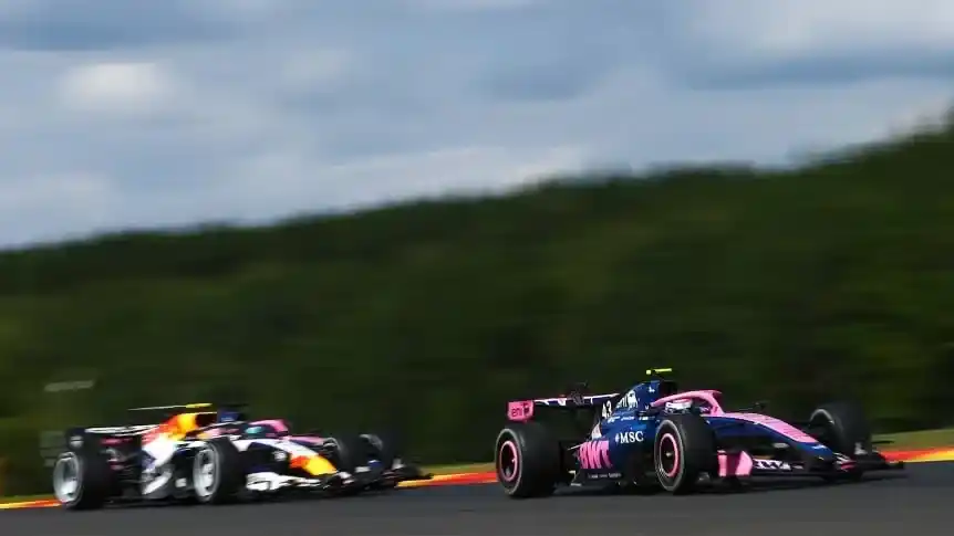 Momento clave: Colapinto ya dejó atrás a Lawson y Gasly juntos con una brillante maniobra. (Clive Mason/Getty Images)