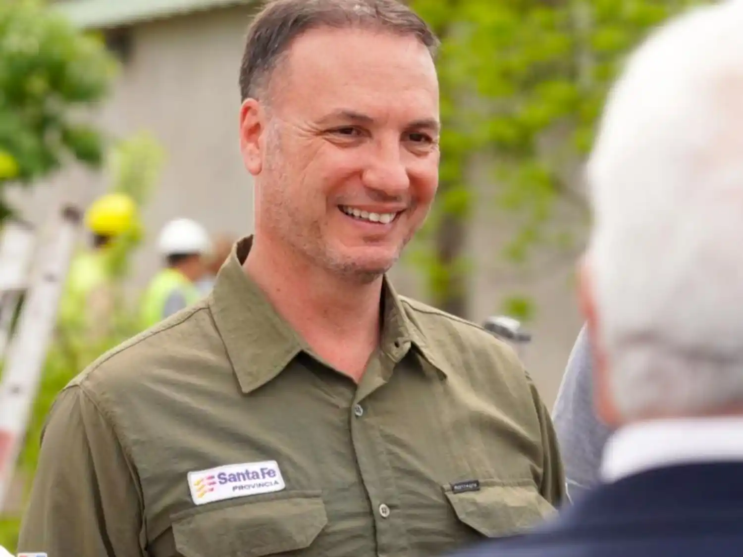 El ministro Enrico, con su clásica camisa de trabajo y la identificación del gobierno provincial. Foto: Gentileza