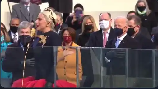 El negro en la ropa de Lady Gaga contrastó con el blanco que lució JLo. Foto: Captura Youtube