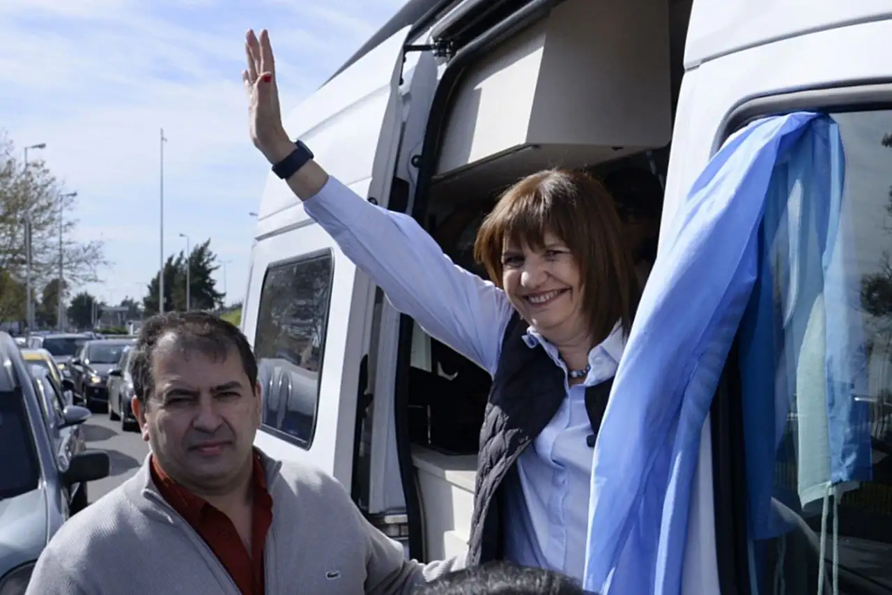 Bullrich comenzó en Palomar su gira en una 'motorhome' bautizada como "la Patoneta"