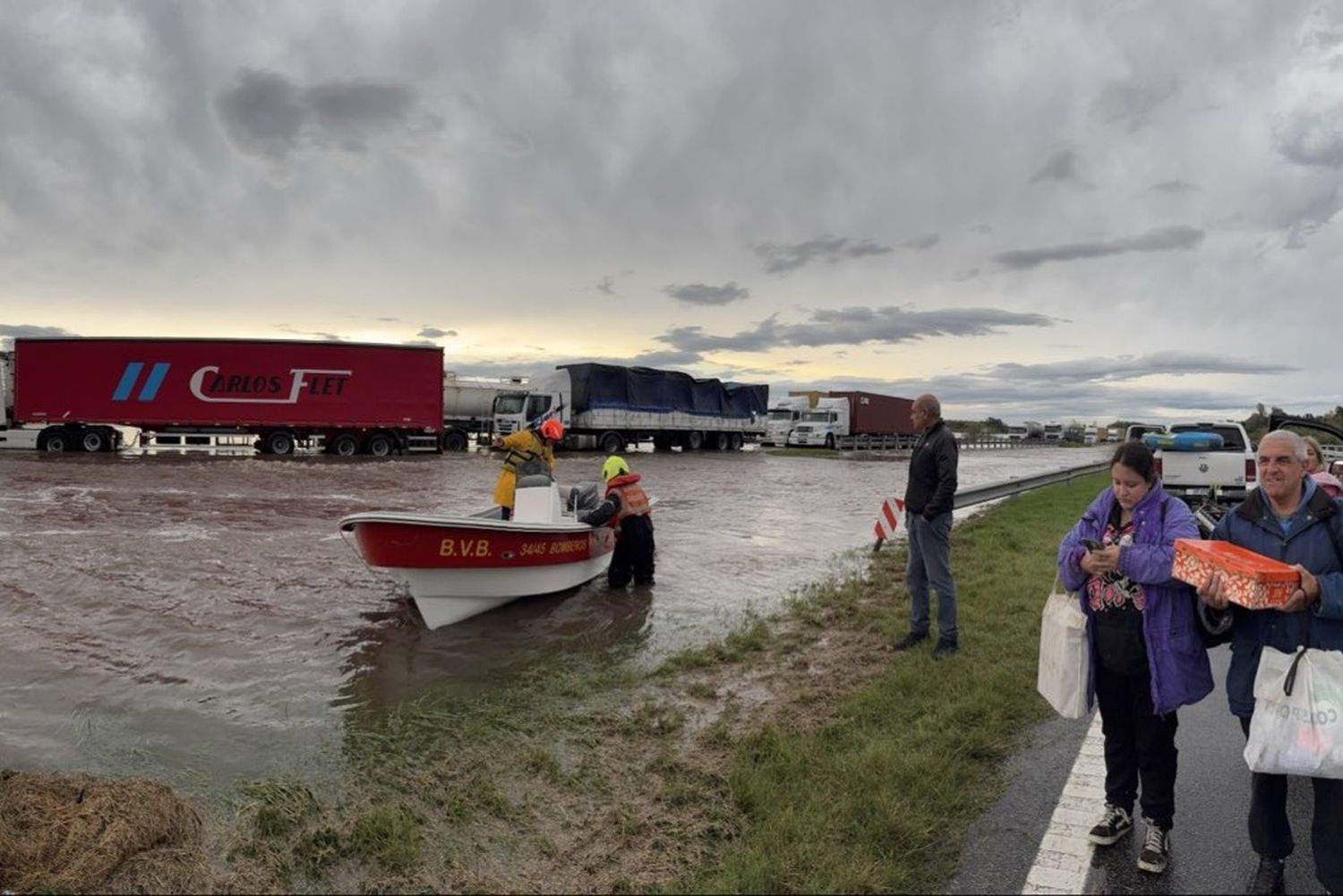 En jurisdicción de Baradero fueron con botes para trasladar personas. Foto: https: x.com/matiasbaldanza