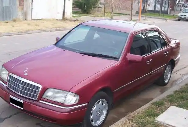 Efecto loco del hacha: estacionó el Mercedes y se lo deshizo la vecina
