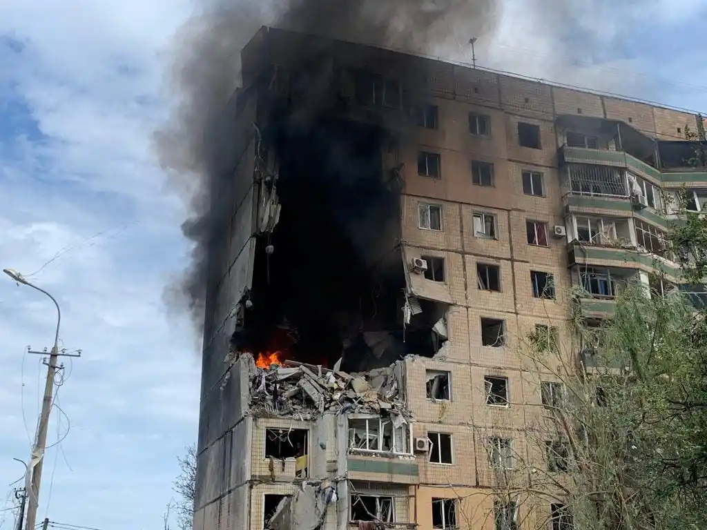 Un misil impactó contra un edificio de departamentos en Krivoi Rog.     