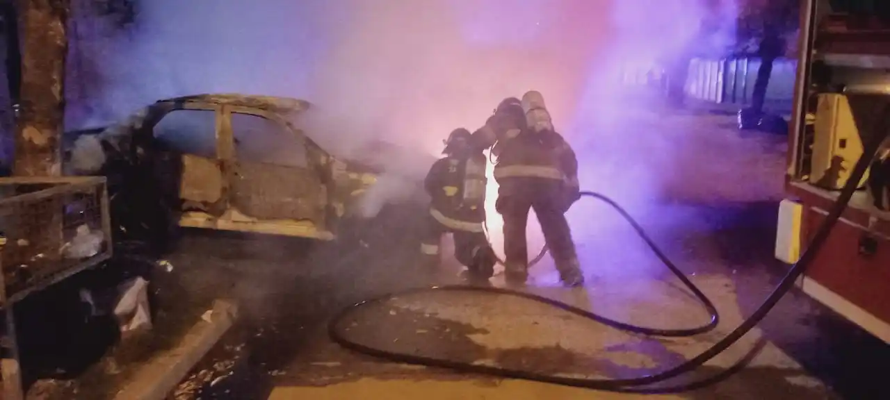 Un auto quedó consumido por las llamas en la madrugada y puso en alerta a todo el barrio Güemes - 2
