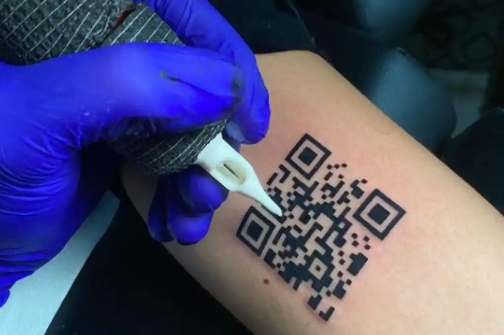 De ciencia ficción: se tatuó el código QR del pase sanitario y le funciona