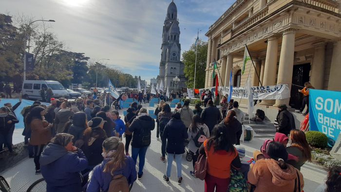Por tierra, techo y trabajo, las organizaciones sociales se manifestaron en la explanada Municipal