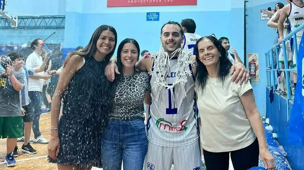 Valentín Callegari. Festejó con los suyos, tras ser campeón con IAE