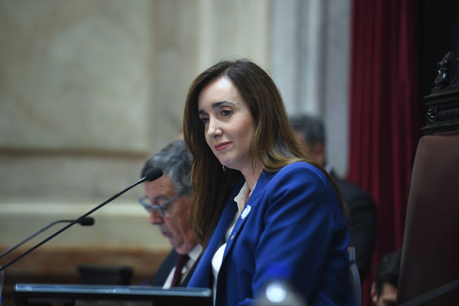 Victoria Villarruel no estaba de acuerdo con incluir en la resolución a los senadores, e intentó sin éxito que éstos se “desengancharan del aumento”.