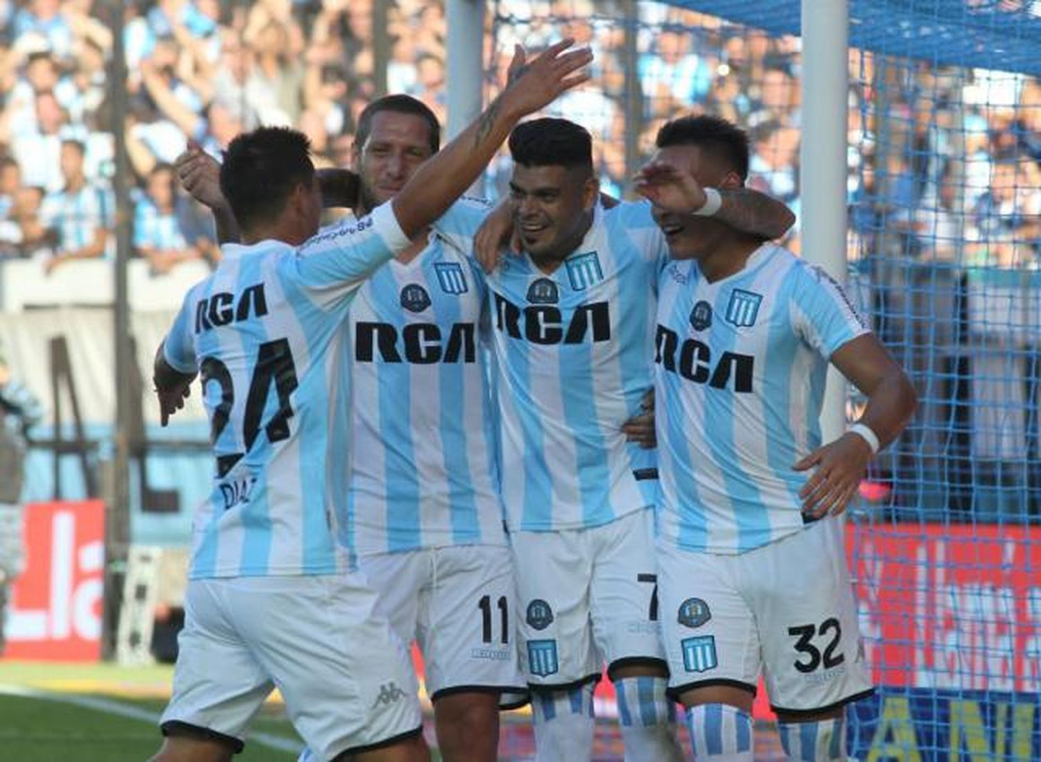 Racing goleó a Lanús y cortó la racha negativa en el torneo