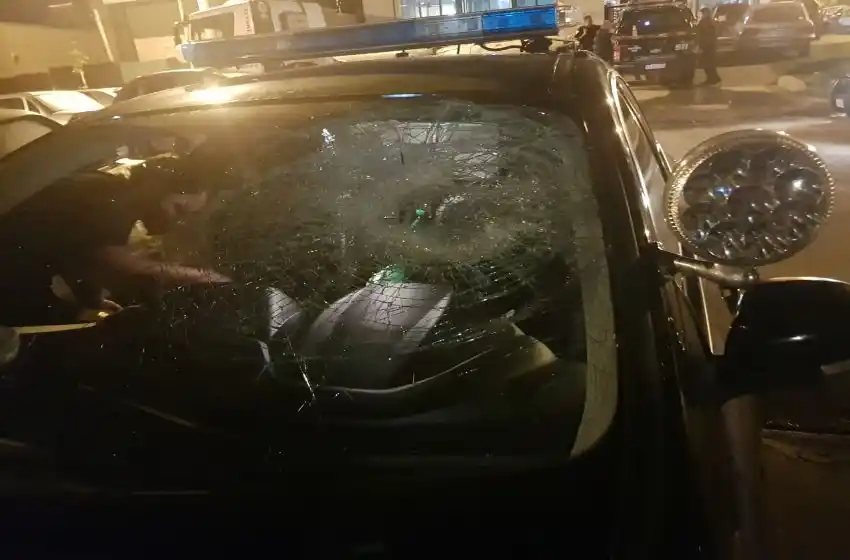 Le arrojó con un adoquín a un patrullero y fue detenido