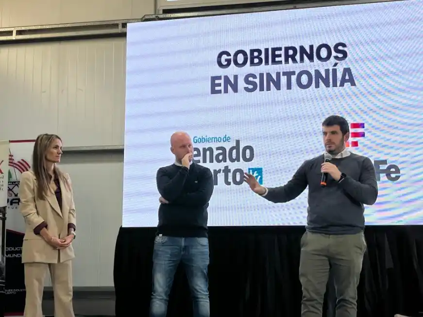 La secretaria de Comercio Exterior del Ministerio de Desarrollo Productivo, Georgina Losada, presidió la presentación del Foro en la ciudad, acompañada del intendente Chiarella y el secretario regional Vergé. Foto: MVT