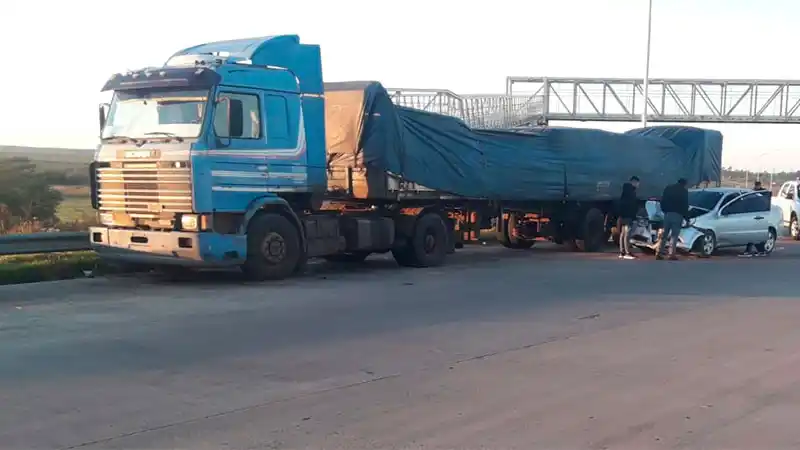 Ruta 14 : Un automóvil quedó incrustado debajo de un camión tras violento choque