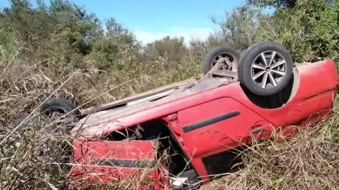 Dos mujeres salvaron su vida tras un violento vuelco en una ruta entrerriana