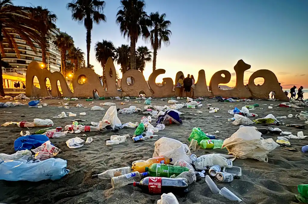 Basura en la playa de La Malagueta este lunes tras la noche de San Juan.
