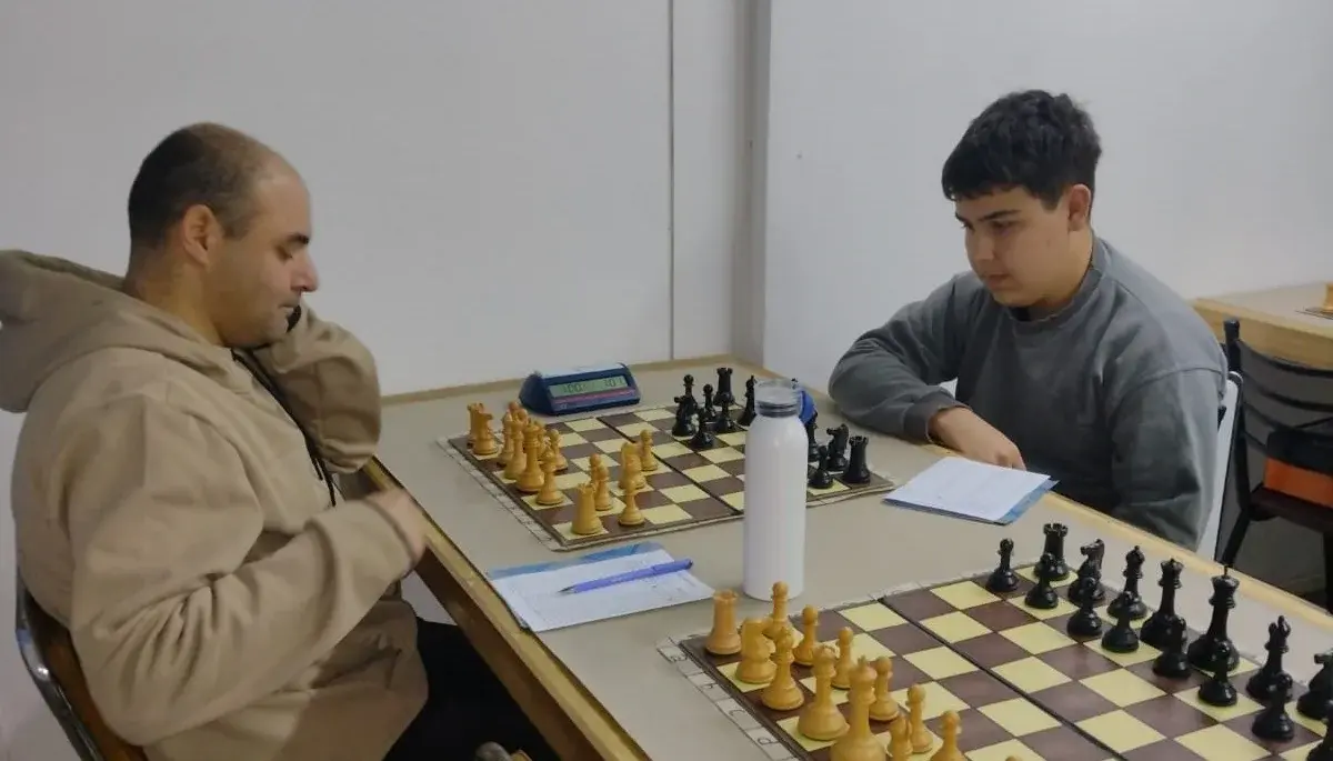 Puntero. Ariel Da Sanmartino (izquierda) frente a Gabriel Vivas, en la partida que ganó el lunes último y que lo colocó en la punta del torneo junto a Benjamín Alvarado