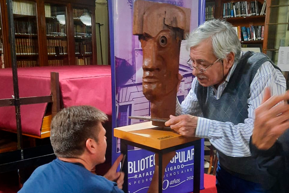 Yayo Altolaguirre donó una escultura a la biblioteca