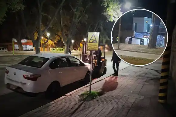 Impactante choque y vuelco en Avenida Ernesto Salva: un remisero terminó tumbando el auto