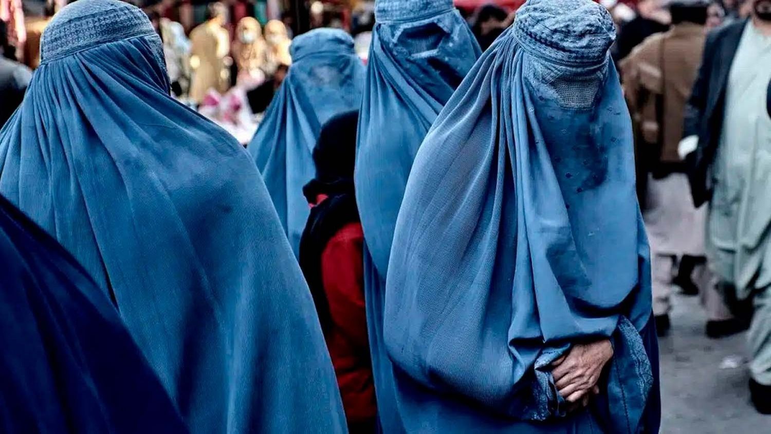LÍDER de los TALIBANES en AFGANISTÁN ordena aplicar la LEY de la VIRTUD: restringe aún más los derechos de las mujeres