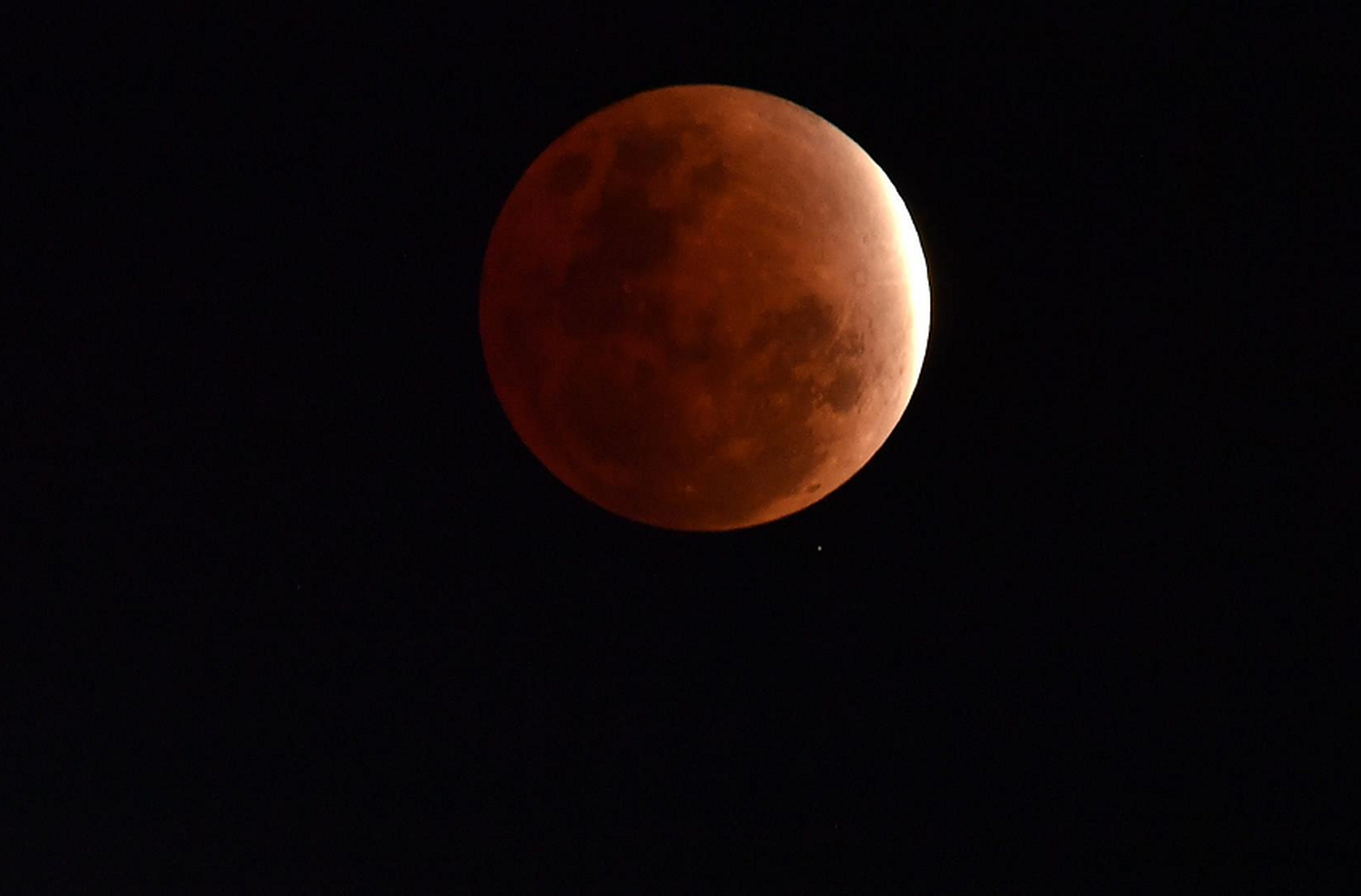 Fotos: así se vio el eclipse lunar más largo desde hace 580 años