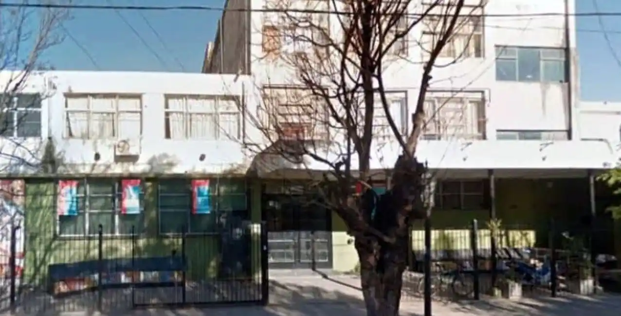 Tras una discusión, una alumna atacó a puñaladas a su compañera a la salida del colegio