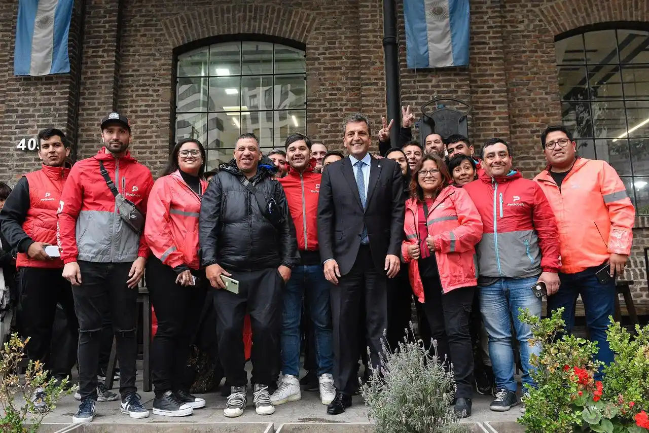 Massa con trabajadores de delivery