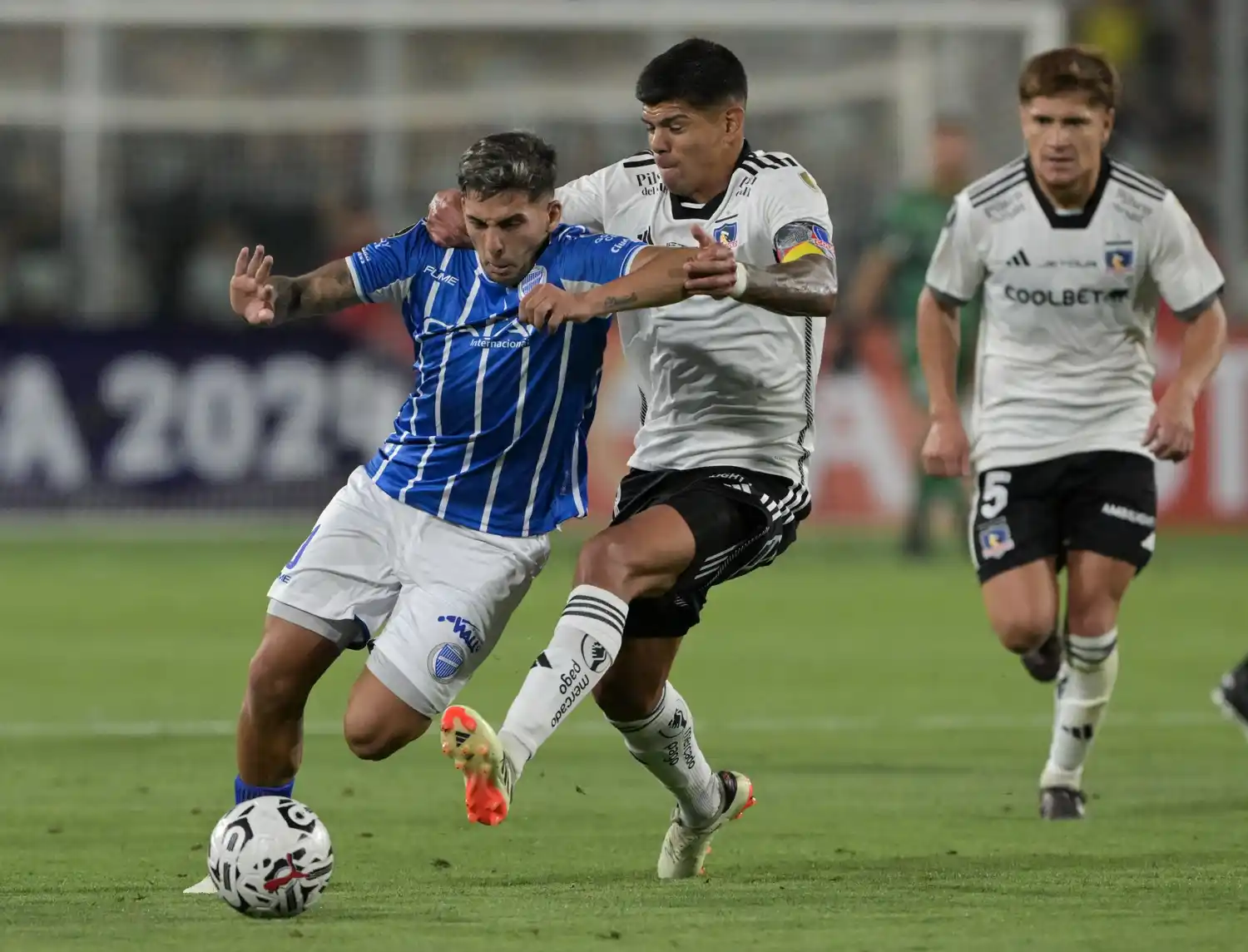 López Muñoz intenta escaparse de Pavez.