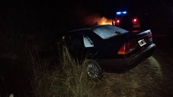 Un automóvil rescatado por los bomberos luego de un accidente