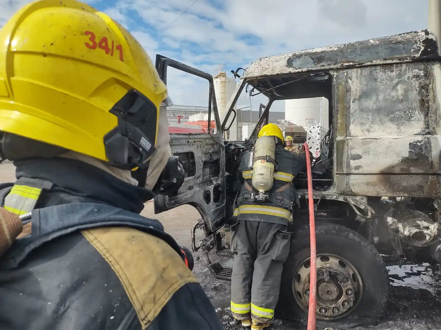 Bomberos sofocaron el incendio de la cabina de un camión lechero en Morteros - 3