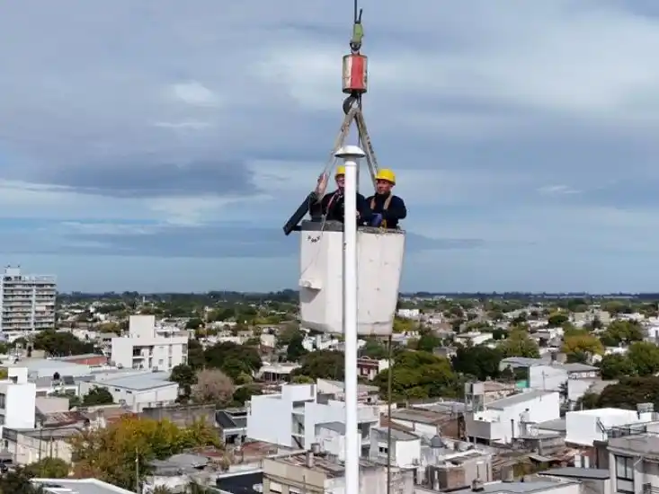 Repararon el mástil de la Plaza Belgrano: el cable para izar la bandera se había atascado en la cima
