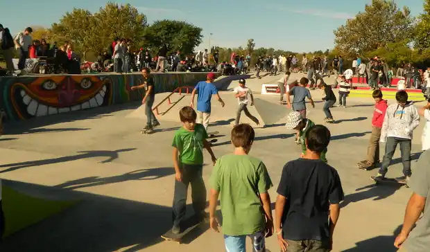 Más de 200 chicos en la inauguración de la pista de skate pública