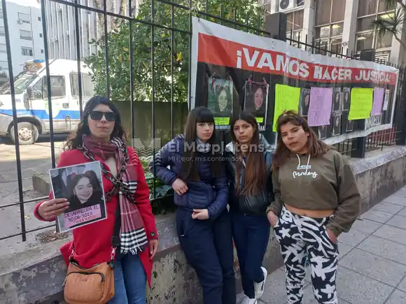 La mamá de Iara Nardelli se encadenó en la puerta de Tribunales