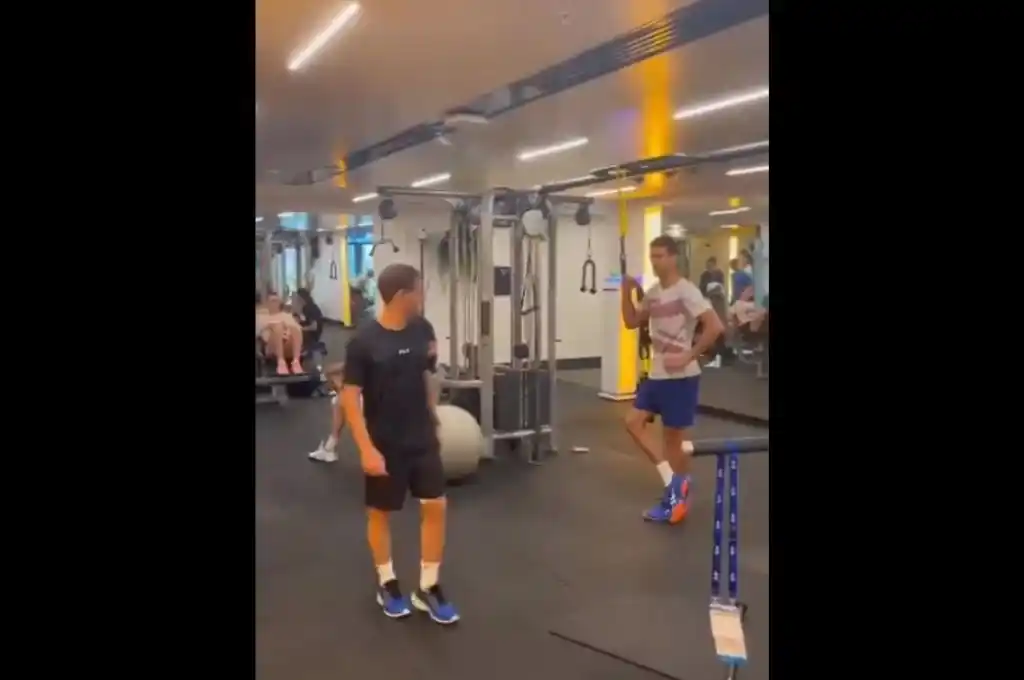 “¿Qué mirás, bobo? Andá pa’ allá”, le dijo Djokovic al Peque Schwartzman imitando a Messi