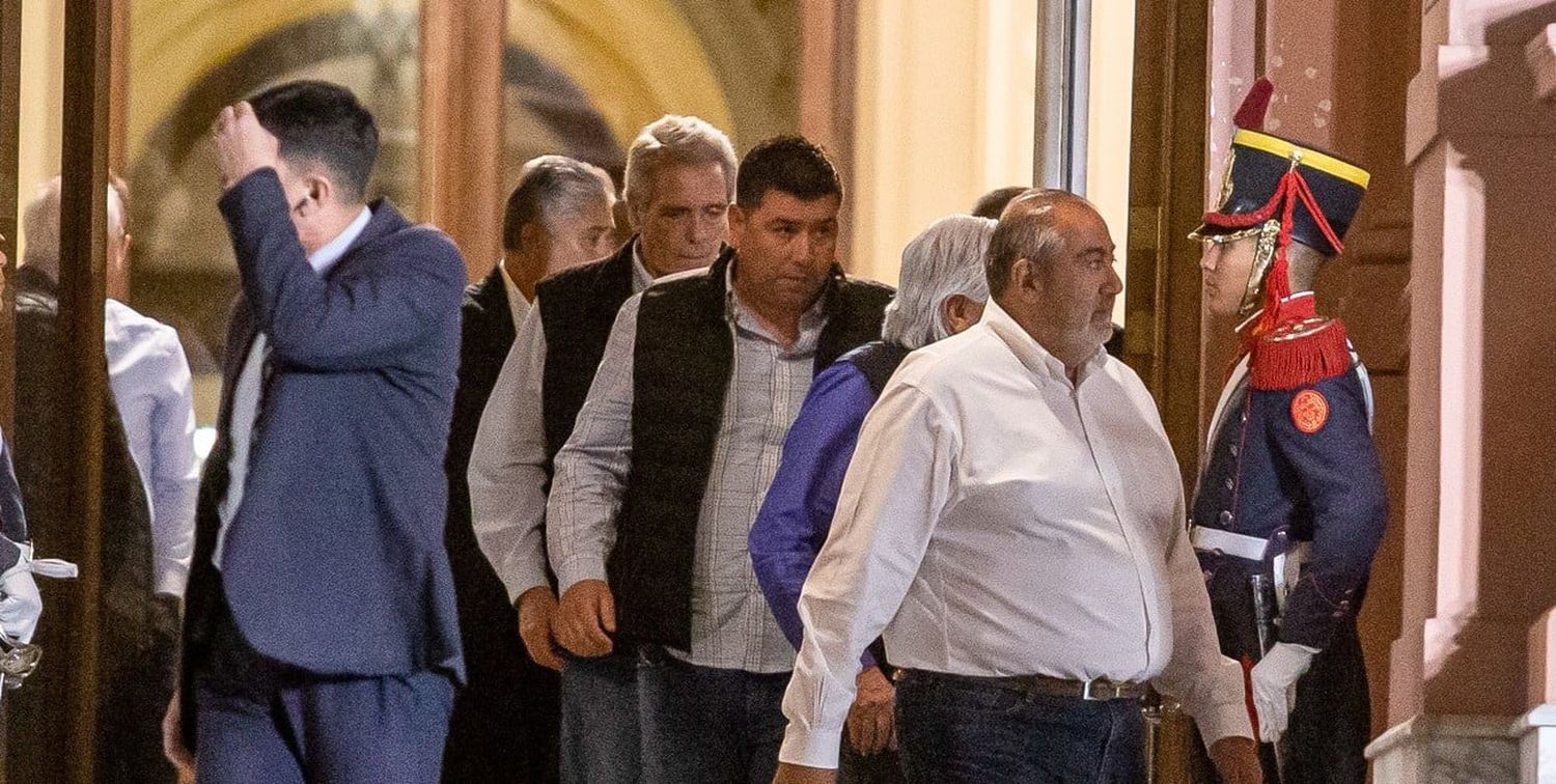 El Gobierno convocó a la CGT a Casa Rosada pero al día siguiente la central gremial convocó a un paro general.