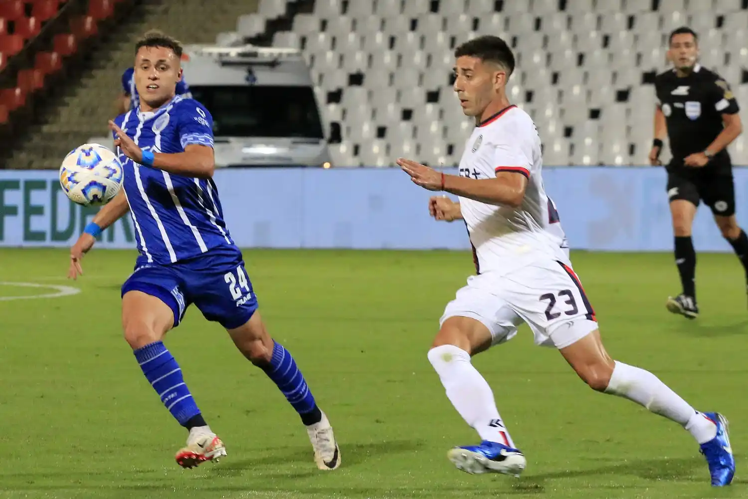 Yáñez y Hernández van por la pelota.