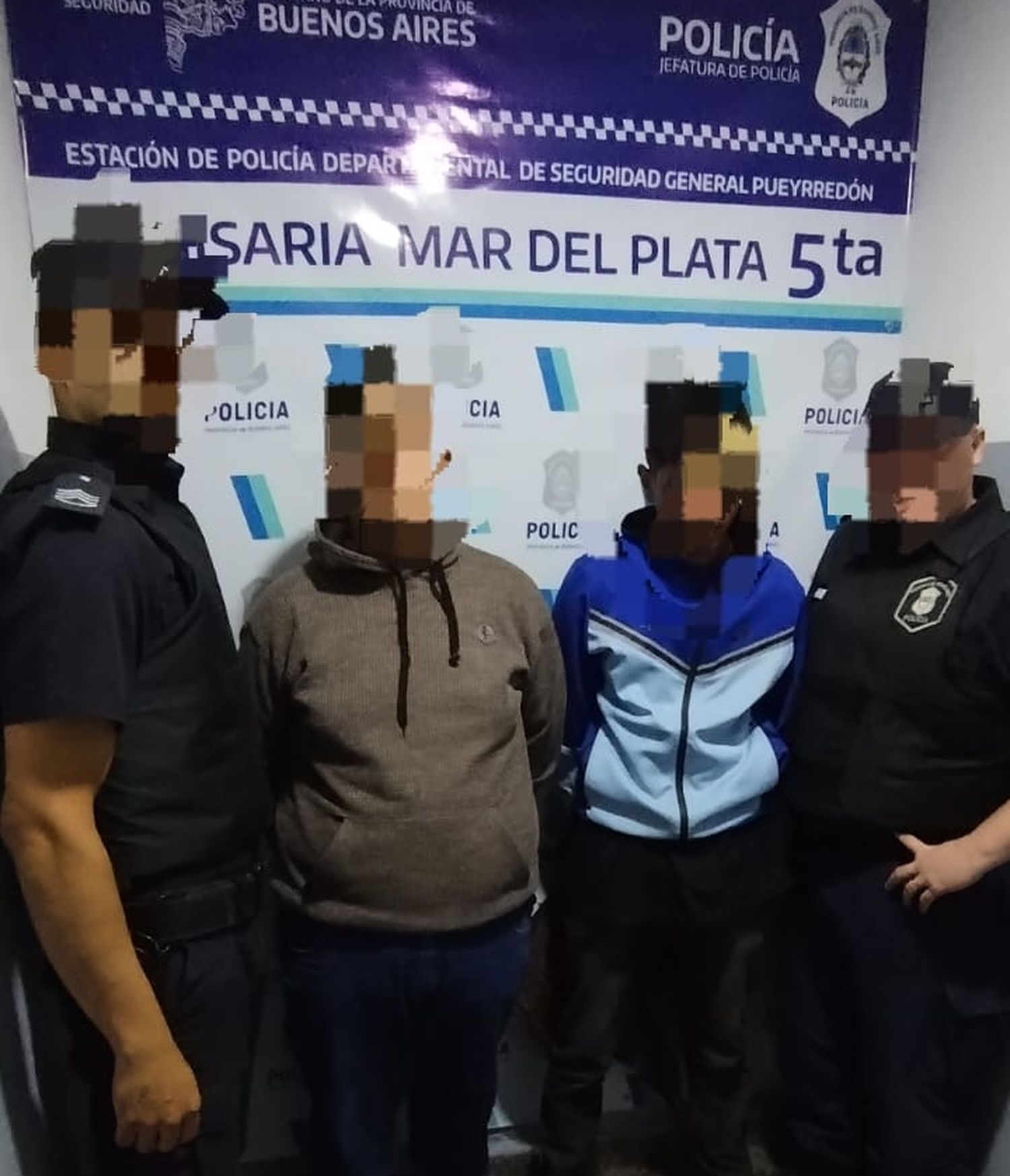 Tres motociclistas armados le robaron la cartera a una mujer: uno de ellos es menor