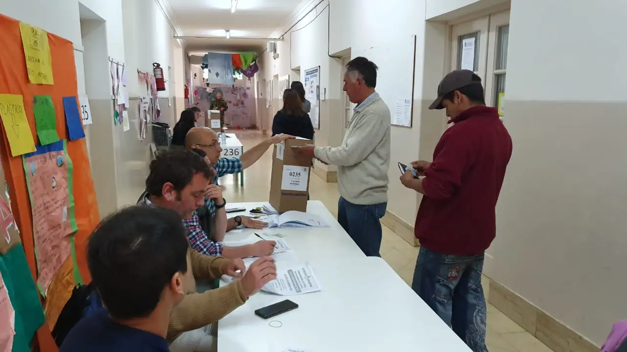 Se desarrollan los comicios, con más de 111 mil tandilenses habilitados para votar