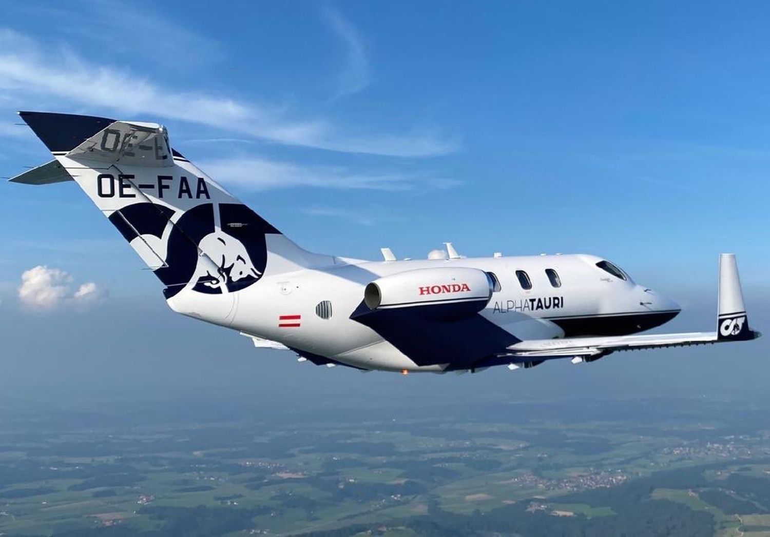 Red Bull te da alas: El equipo de Fórmula 1 recibió su HondaJet Elite con livery de AlphaTauri