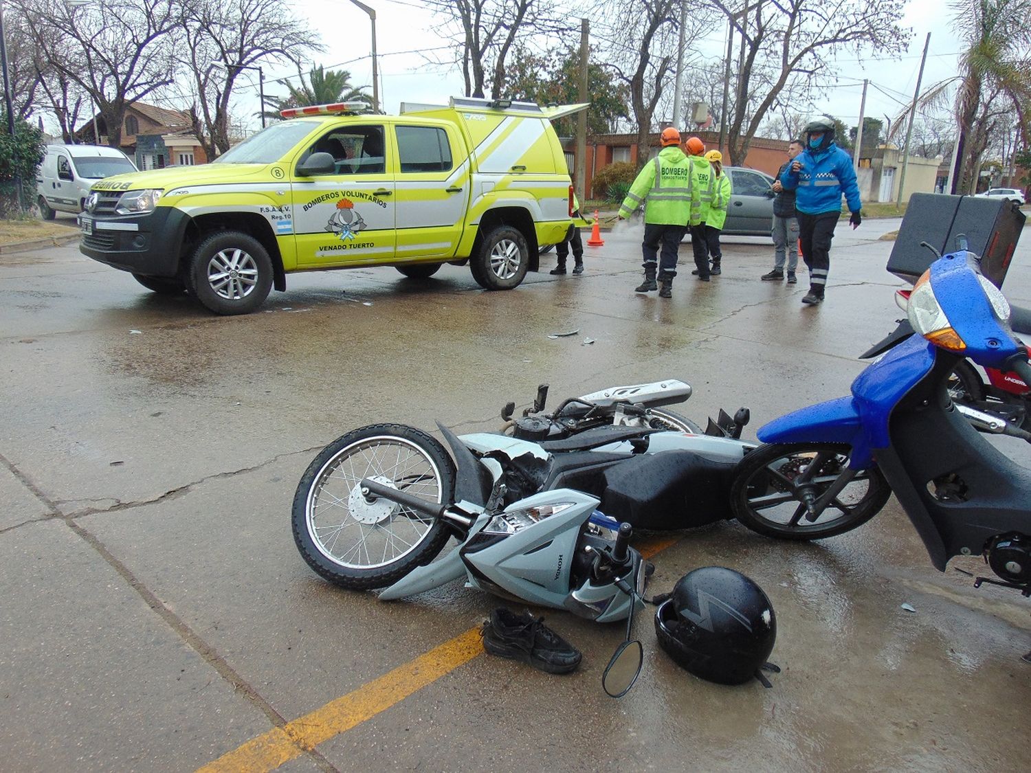 Tras el impacto, la moto quedó caída en la vía pública.