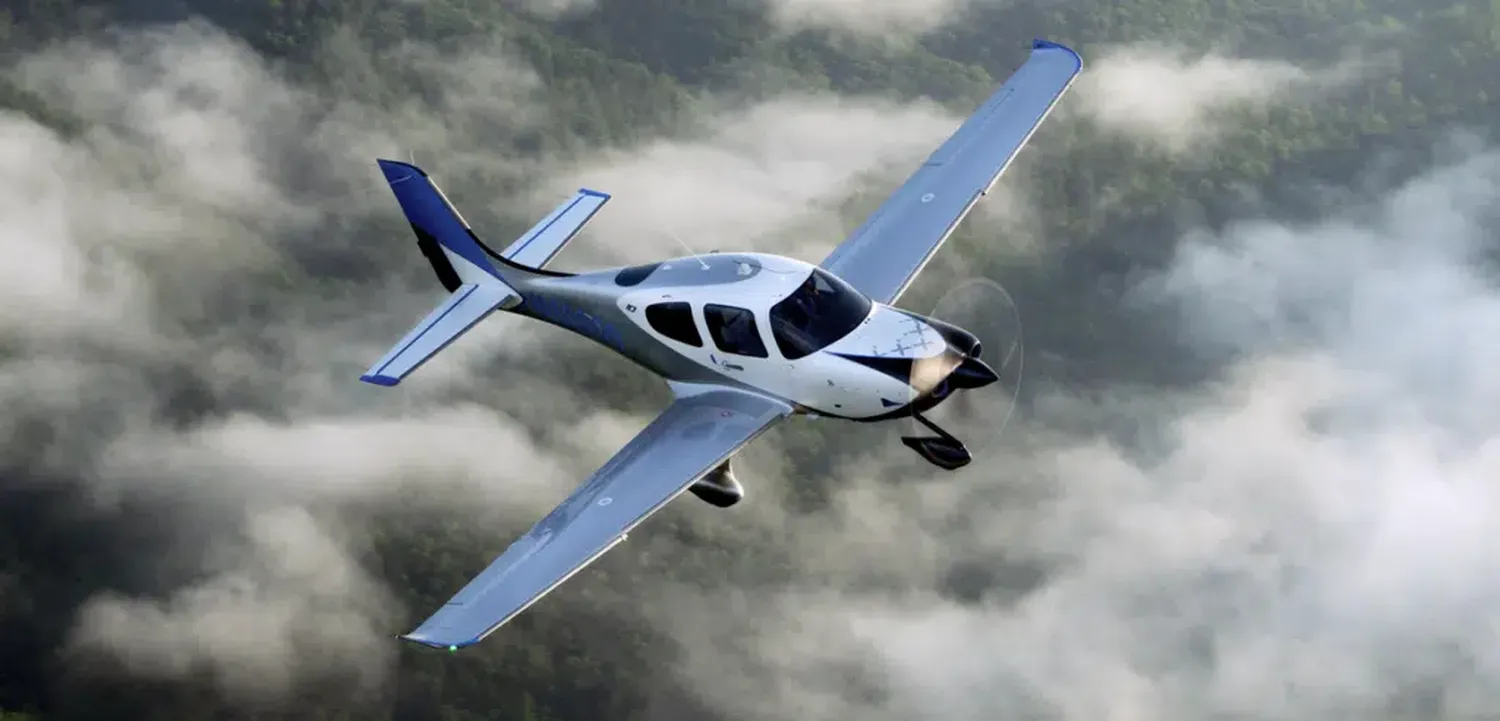 Aviación General: Cirrus presenta la unidad numero 10.000 del SR-22 en OshKosh 2024