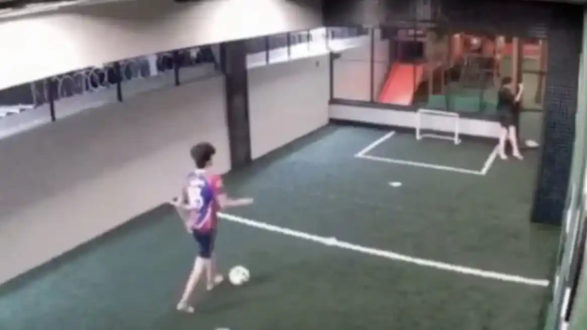 Brasil: un adolescente recibió una descarga eléctrica en una cancha y su amigo logró salvarlo