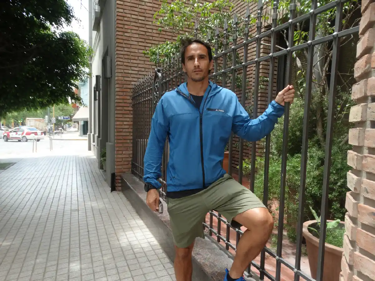  Navega en un yate  jugando al pádel