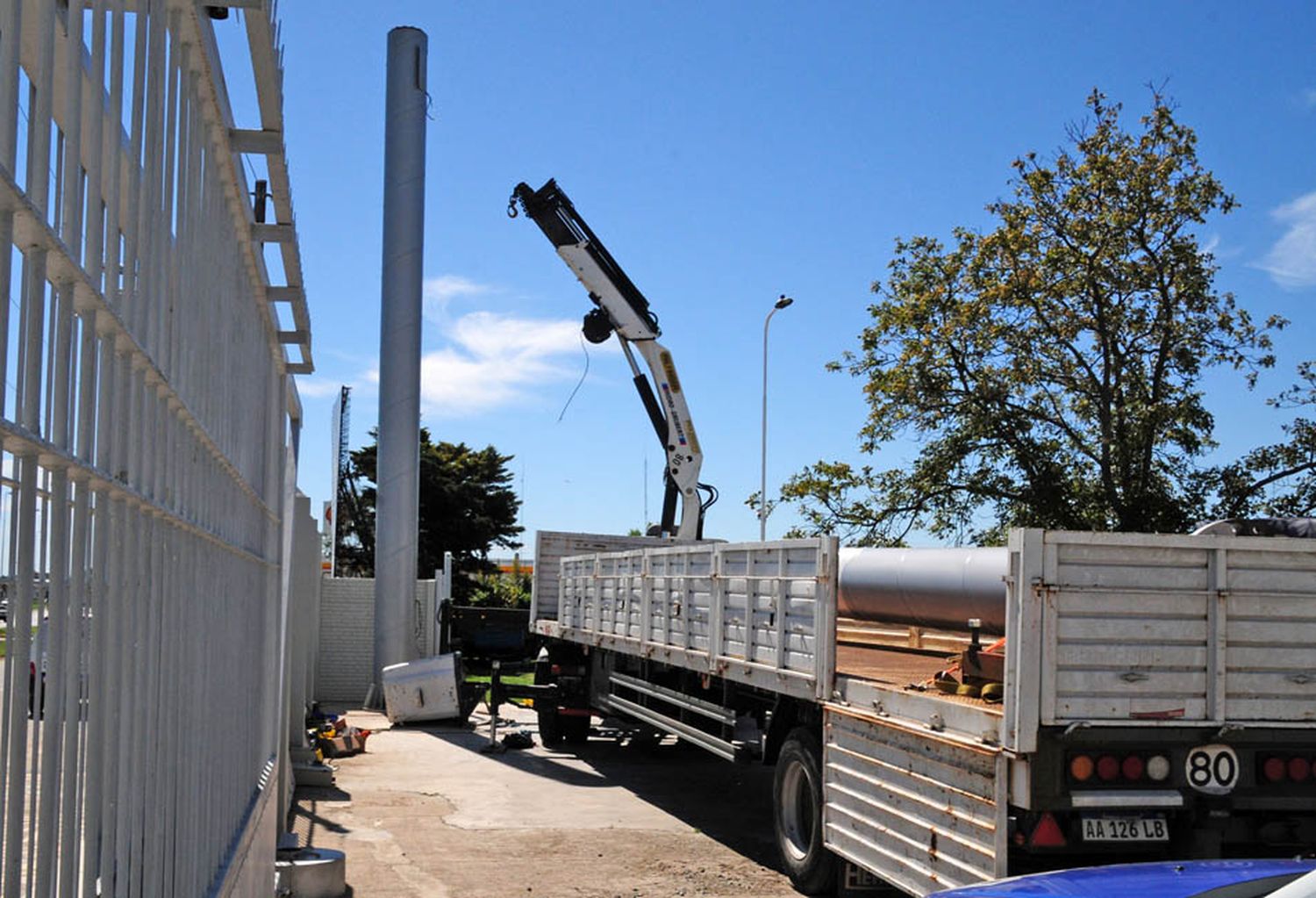 Un operario cayó desde cinco metros al desprenderse el balde de la grúa en la que trabajaba