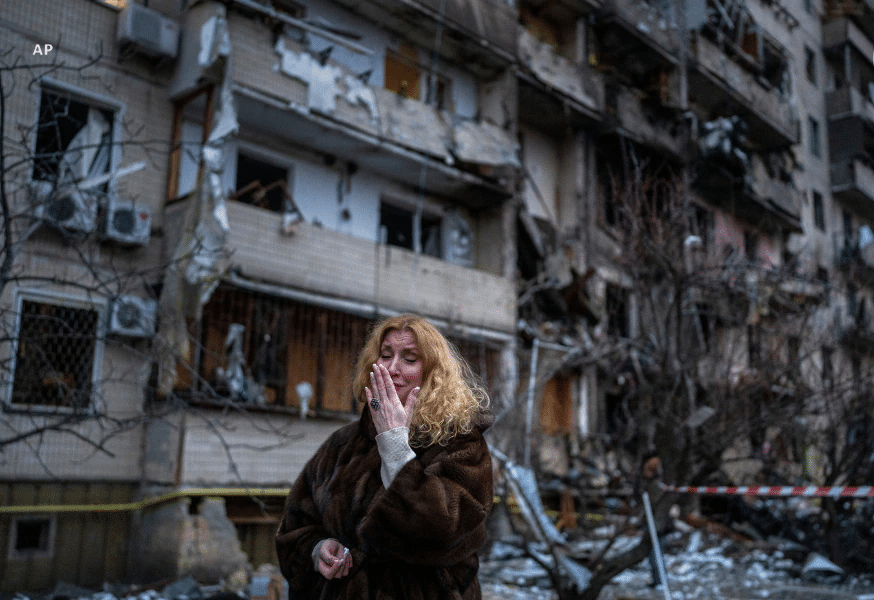 Un video muestra el momento exacto en el que un edificio residencial de Kiev es atacado por un misil