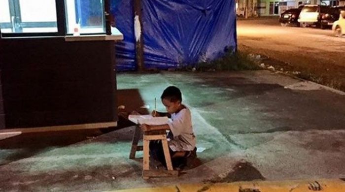 La historia del niño que estudia a la luz del McDonald's se hace viral