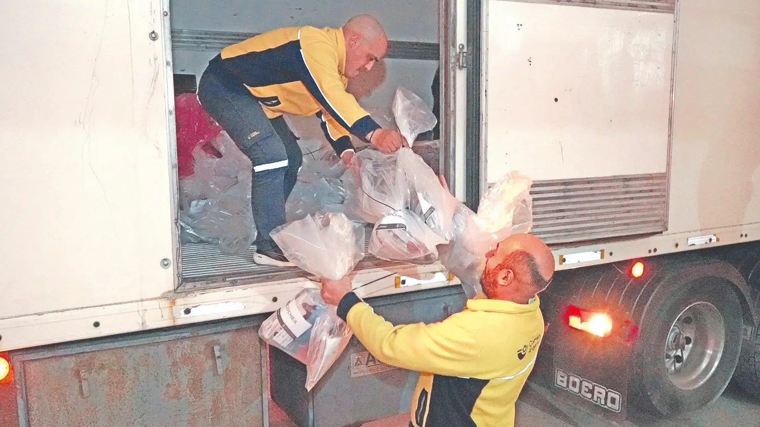 Ayer a la tarde, arribó un camión con las boletas de distintos frentes políticos