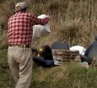 Gracias al video difundido, multaron al hombre que arrojó basura en un camino vecinal